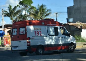 Homem em suposto surto toma ambulância do Samu e circula por ruas da cidade