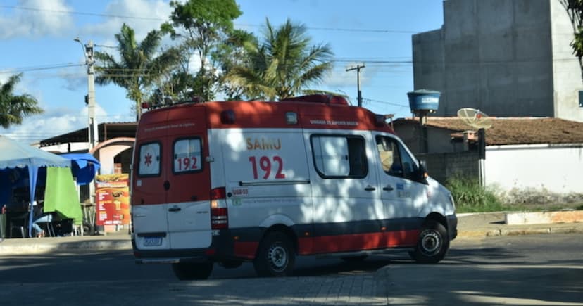 Homem em suposto surto toma ambulância do Samu e circula por ruas da cidade