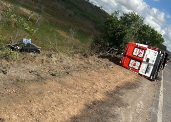 Ambulância do SAMU tomba após colidir com carro na BR 116 Norte