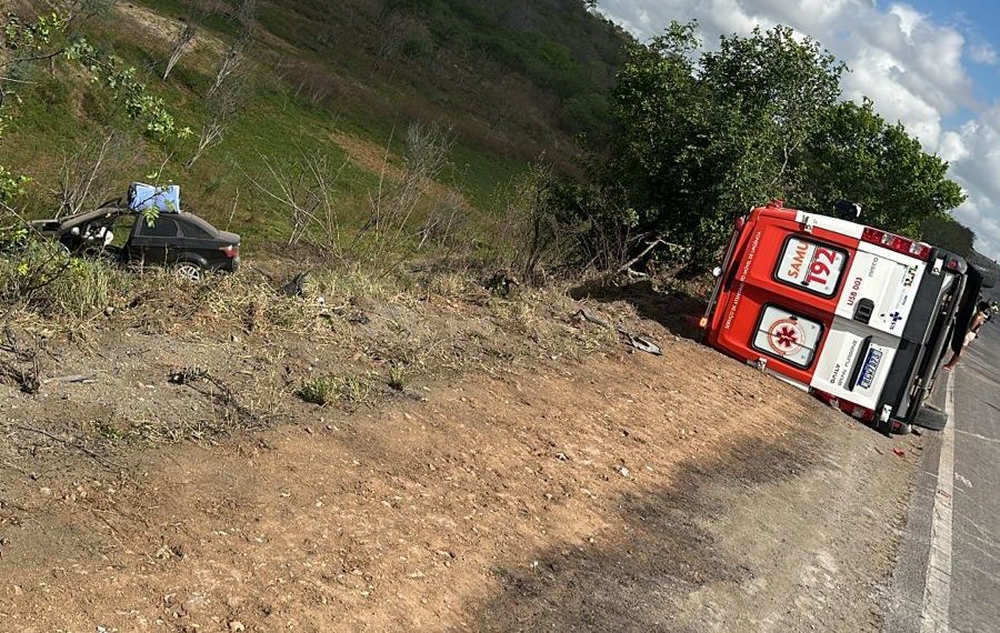 Ambulância do SAMU tomba após colidir com carro na BR 116 Norte