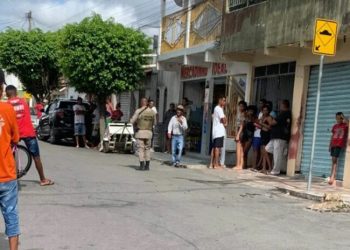 Ipirá – Jovem em surto psicótico faz funcionária de mercadinho refém, usando uma faca