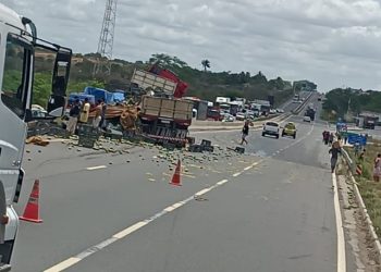 Caminhão carregado com frutas colide em canteiro central da BR 116 Norte