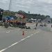Caminhão carregado com frutas colide em canteiro central da BR 116 Norte