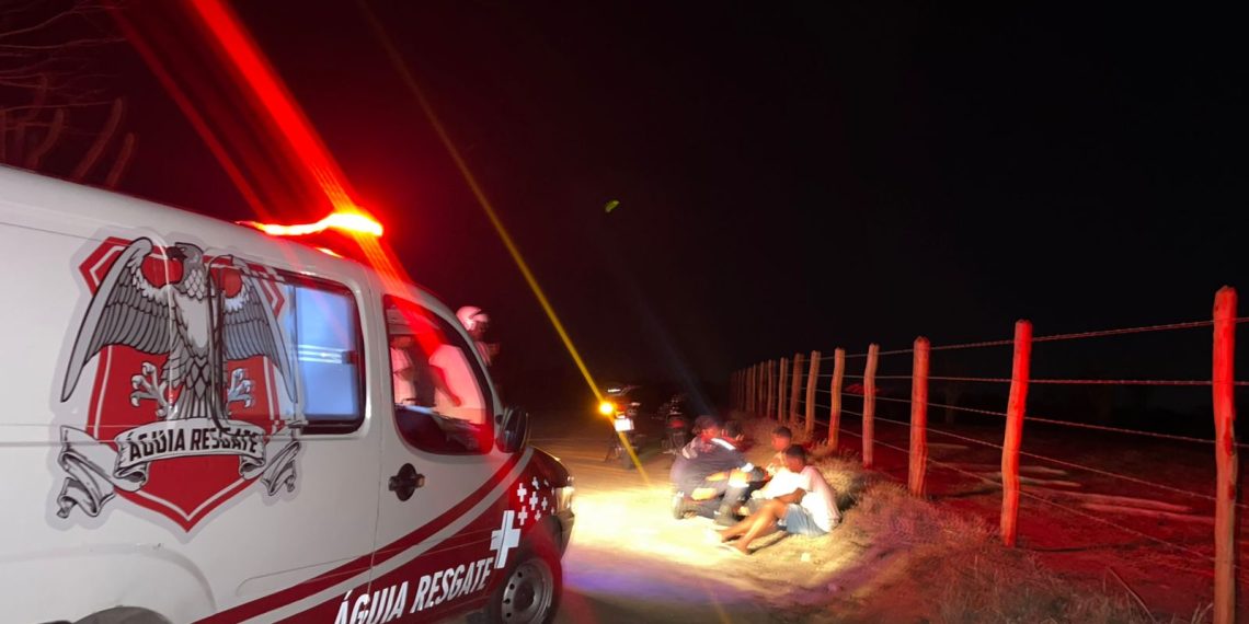 Dois jovens ficam feridos em colisão envolvendo motocicleta e boi