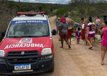 Jovem é socorrida com suspeita de fraturas e escoriações após sofrer acidente de moto