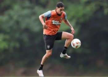 Vitória acerta a contratação do lateral esquerdo Hugo, do Botafogo