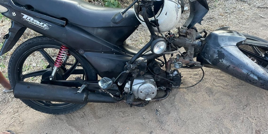 Homem fica ferido em acidente na BA 409. Veículo quase se dividiu ao meio