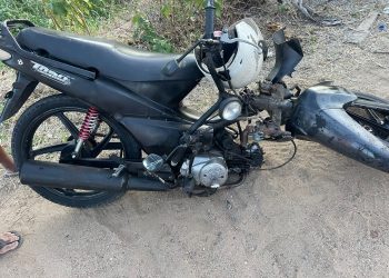 Homem fica ferido em acidente na BA 409. Veículo quase se dividiu ao meio