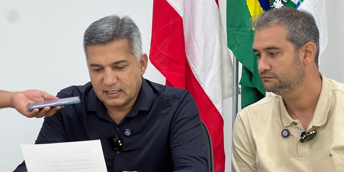 Riachão do Jacuípe – Em coletiva de imprensa e ao lado do vice Felipe Sales, o prefeito Carlinhos Matos apresentou o secretariado para o novo mandato