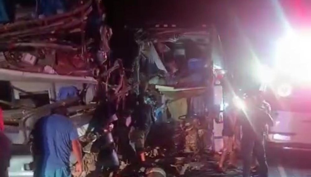 Colisão envolvendo dois ônibus e uma carreta deixa pelo menos 4 mortos na BR 110