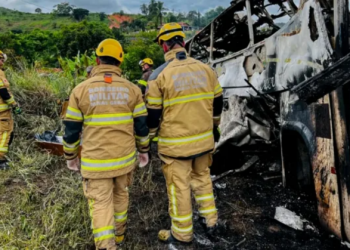 MG – Sobe para 41 número de mortos em acidente envolvendo ônibus, carreta e carro de passeio na BR 116