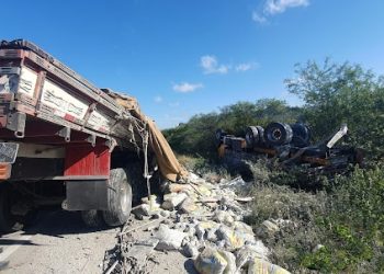 Acidente envolvendo quatro caminhões deixa dois mortos na BR 407