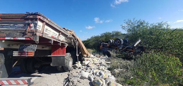 Acidente envolvendo quatro caminhões deixa dois mortos na BR 407