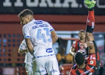 Artilheiro da Série A, Alerrandro recebe prêmio de gol mais bonito do Brasileirão