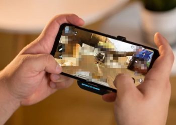 Menino fere a pai com faca após pedido para desinstalar jogo violento no celular