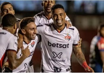 Em noite de Alerrandro, Vitória bate o Fortaleza e garante permanência na Série A