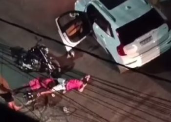 Adolescente de 17 anos é morto a tiros e jovem de 19 fica ferido após serem rendidos por homem armado