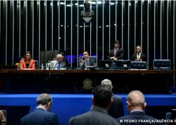 Senado aprova teto para salário mínimo e mudanças no BPC