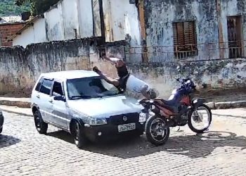 Câmera de segurança mostra colisão entre carro e moto; motociclista não sofreu ferimentos graves