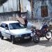 Câmera de segurança mostra colisão entre carro e moto; motociclista não sofreu ferimentos graves