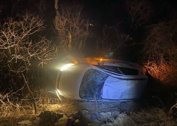 Carro capota em estrada vicinal de Santaluz. Ninguém foi encontrado no local