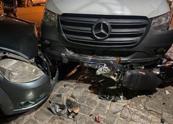 Van desgovernada arrasta carros, atropela homem na frente de casa e destrói moto