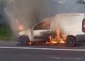 Ambulância de Baixa Grande pega fogo na BR 324