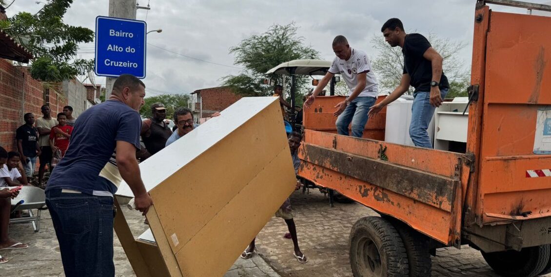 Famílias residentes às margens do rio Jacuípe tiveram de deixar suas casas após enchente