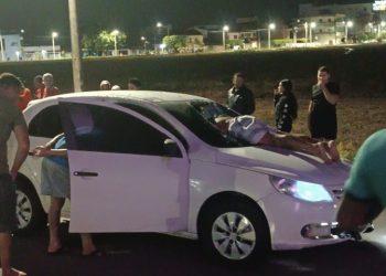 Ciclista é arremessado para dentro de carro após ser atropelado; ele sobreviveu e foi socorrido