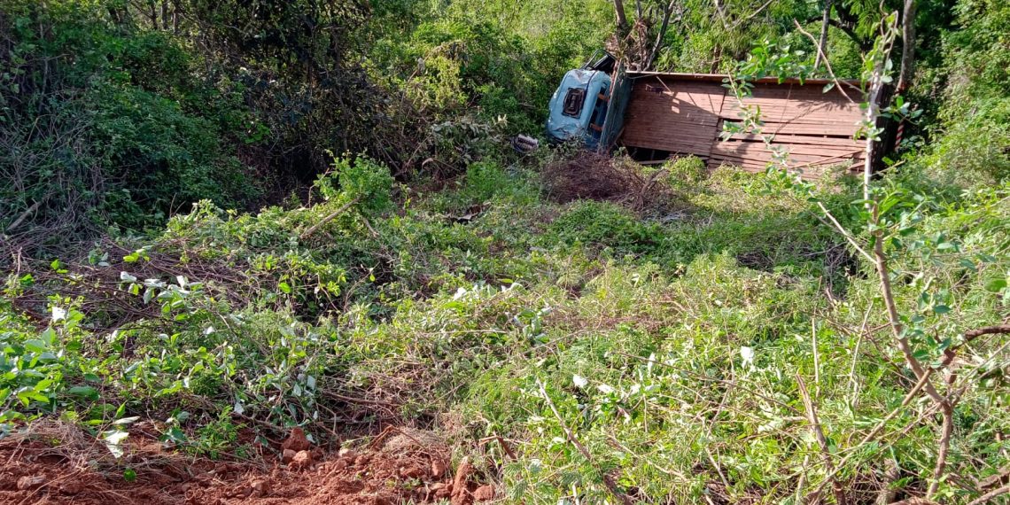 Pré-adolescente de 12 anos morre em capotamento de caminhão; pai e mãe ficaram feridos