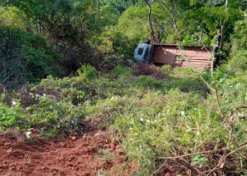 Pré-adolescente de 12 anos morre em capotamento de caminhão; pai e mãe ficaram feridos