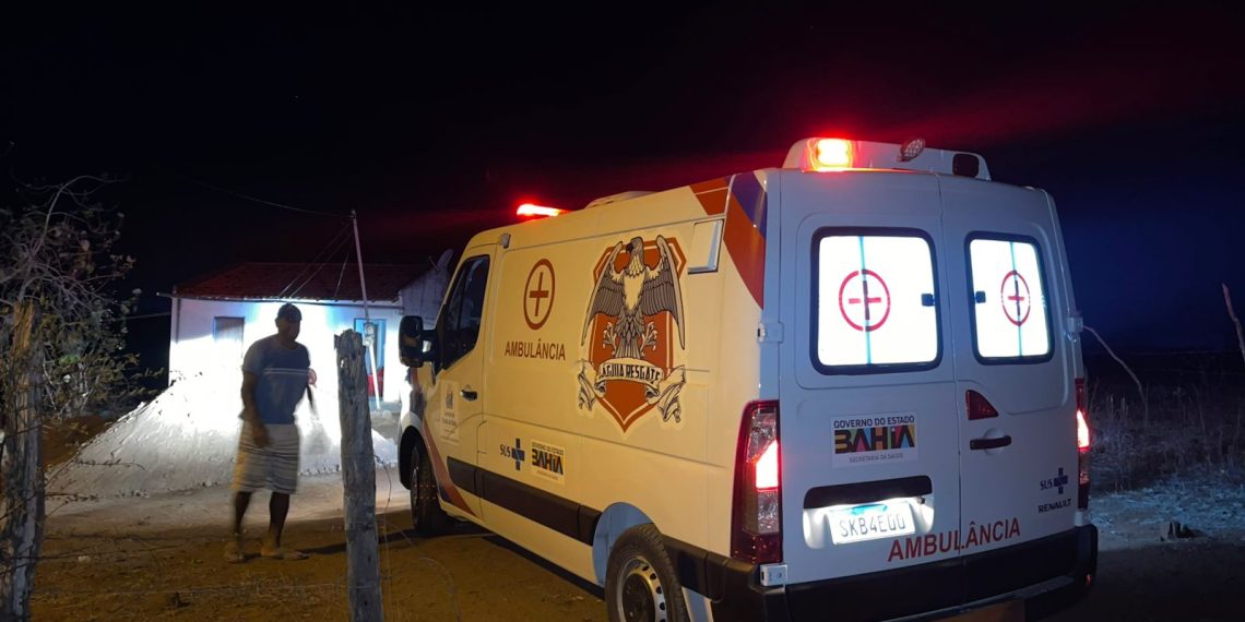 Homem é socorrido pelo Águia Resgate após colidir motocicleta em cerca de arame