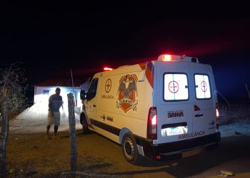 Homem é socorrido pelo Águia Resgate após colidir motocicleta em cerca de arame