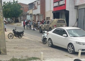 Idoso morre ao colidir bicicleta em porta de carro no centro de Serrinha