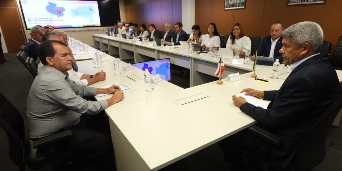 Jerônimo Rodrigues se reúne com prefeito, vice e secretários de Barrocas para diálogo sobre políticas públicas para a região