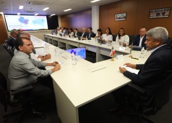 Jerônimo Rodrigues se reúne com prefeito, vice e secretários de Barrocas para diálogo sobre políticas públicas para a região