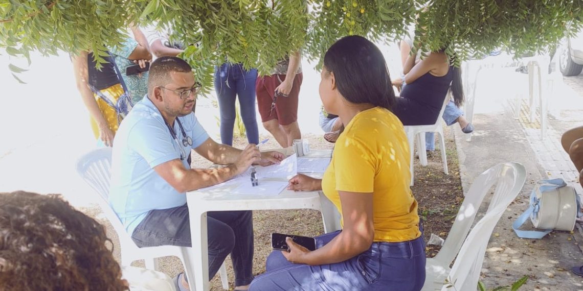 Atendimento na rua – Médico prometeu e cumpriu. O profissional da saúde foi um dos 73 aprovados em concurso que tiveram convocação suspensa pelo novo gestor
