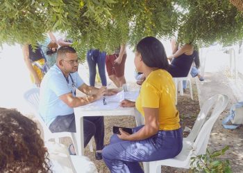 Atendimento na rua – Médico prometeu e cumpriu. O profissional da saúde foi um dos 73 aprovados em concurso que tiveram convocação suspensa pelo novo gestor