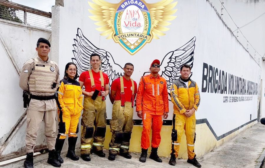 Guarnição divulga situação de incêndio a ônibus e visita a base da Brigada Anjos da Vida
