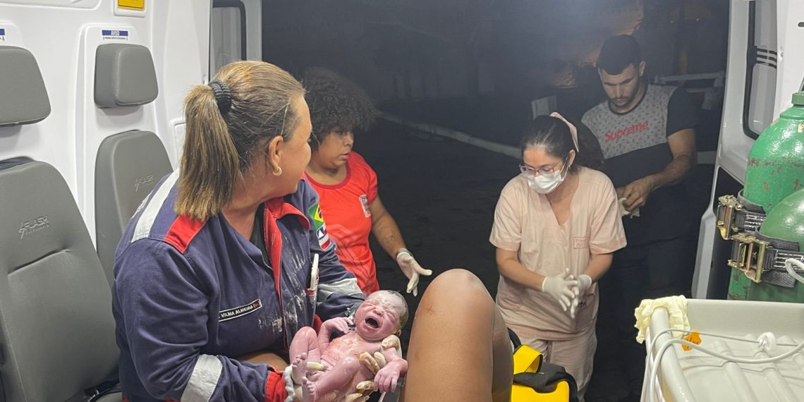 Coité – Águia Resgate é chamada para atender gestante em trabalho de parto e bebê nasce dentro da ambulância durante o trajeto para o hospital