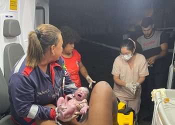 Coité – Águia Resgate é chamada para atender gestante em trabalho de parto e bebê nasce dentro da ambulância durante o trajeto para o hospital