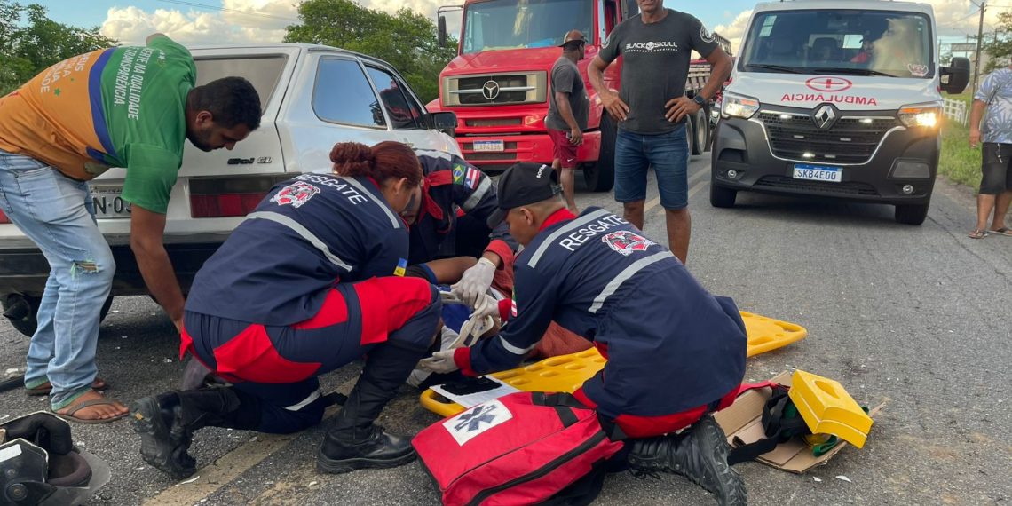 Motociclista fica ferido na BA 120 após colisão com carro; ele foi transferido
