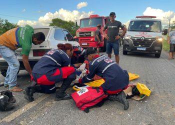 Motociclista fica ferido na BA 120 após colisão com carro; ele foi transferido