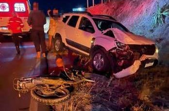 Duas pessoas ficam feridas em acidente envolvendo carro e moto na BA 120