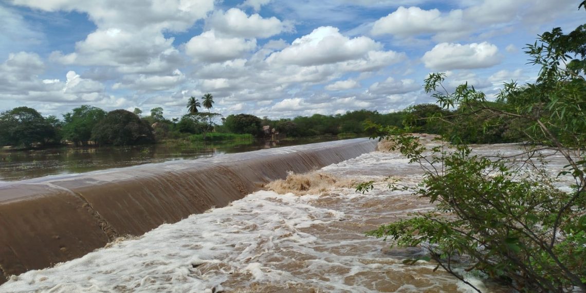 Chuvas mudam cenário em Queimadas; Barragem da Leste transborda
