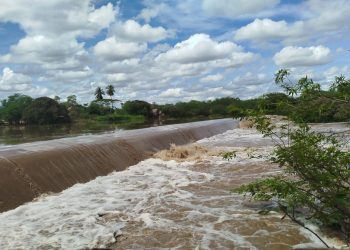 Chuvas mudam cenário em Queimadas; Barragem da Leste transborda