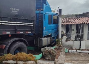 Carreta desgovernada atinge duas casas em Teofilândia