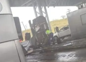 Funcionária de pedágio é arrastada após carreta atingir cabine na BR-324