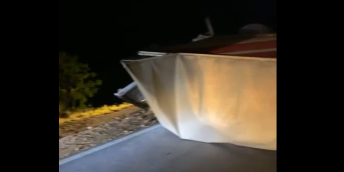 Carreta tomba na BR 116 Norte e interdita por completo o trecho que liga Jorrinho a Araci