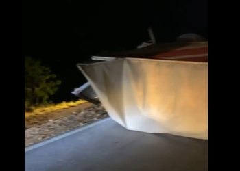 Carreta tomba na BR 116 Norte e interdita por completo o trecho que liga Jorrinho a Araci